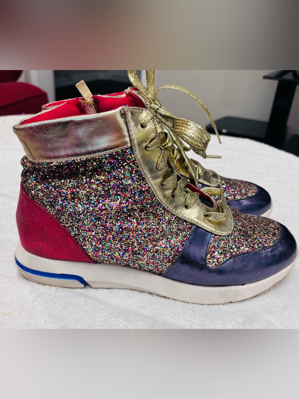 Women’s Classic Vintage WANTED Sneakers - Size 8.5 - box 84